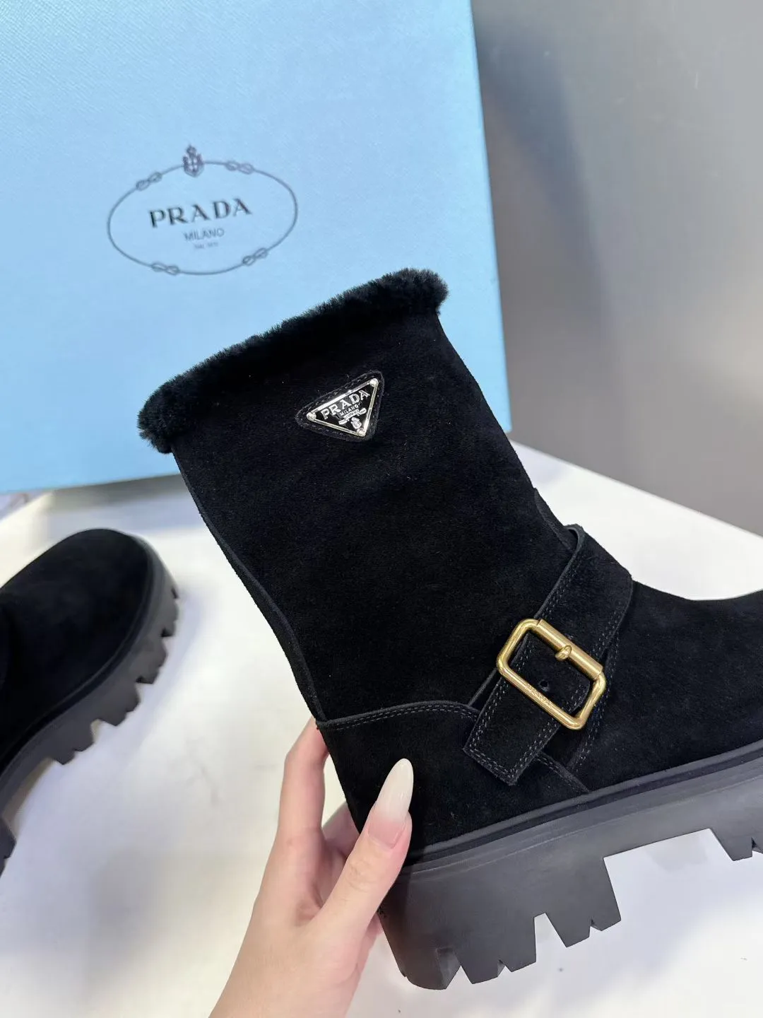👟👟Ex-factory price 660👟👟 PRADA Prada's latest fall and winter triangular logo slip-on furry boots. There are many celebrities and Internet celebrities. A series that cannot be bought in winter. It is definitely this year's big hit. It is very good-looking. Simple upper design. Highly brand-recognizable triangle logo embellishment. Full of details. The upper foot is large and slim, and the legs are slim. This piece is just right. The outsole height is 5CM, which can instantly increase your height. It is a perfect tool for heightening. The whole series uses a variety of imported materials: polished and waxed calf leather, high mercerized cow suede, real wool lining, super warm, original combined rubber foam outsole, light and comfortable, Size: 35-41 (40 41 customized, non-refundable) 3044